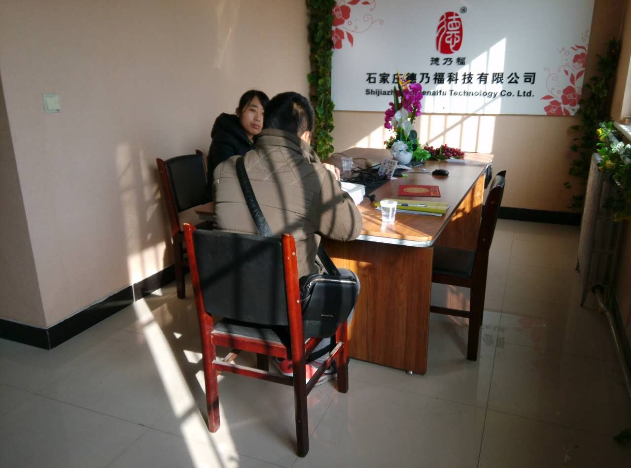 廣東老板到訪考察德乃福全自動輪轂拉絲機(jī)_1