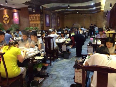 成都特色三味火鍋加盟品牌三國演繹老火鍋標準形象店店重磅來襲，給你全新視覺與味覺上的享受（圖）_3