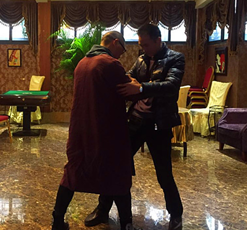 嚇?biāo)缹殞毩?..開個(gè)火鍋加盟店幾百萬(wàn)的投資，竟然先從玩太極推手開始。這家川西大壩火鍋加盟店老板屌炸天了！_1