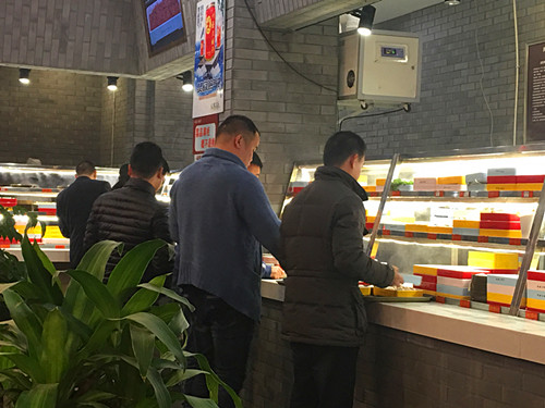 嚇?biāo)缹殞毩?..開個(gè)火鍋加盟店幾百萬(wàn)的投資，竟然先從玩太極推手開始。這家川西大壩火鍋加盟店老板屌炸天了！_3