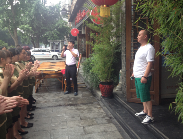 直播現(xiàn)場丨四川特色火鍋店加盟連鎖品牌-龍淵二荊條老火鍋雙流總店胸章?lián)Q發(fā)儀式_2