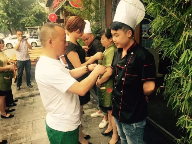 直播現(xiàn)場丨四川特色火鍋店加盟連鎖品牌-龍淵二荊條老火鍋雙流總店胸章?lián)Q發(fā)儀式_3