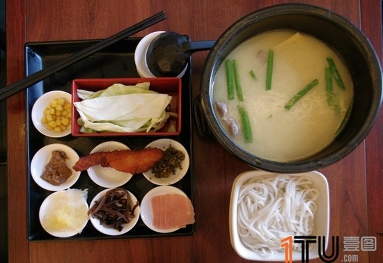 云南過橋米線加盟濟(jì)南過橋米線培訓(xùn)砂鍋米線做法(圖)_1