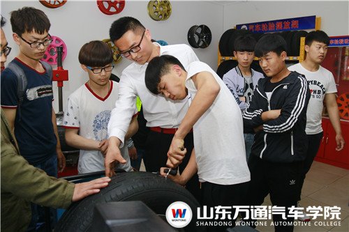 山東萬通汽修學(xué)院五一萬通行體驗(yàn)活動（圖）_5