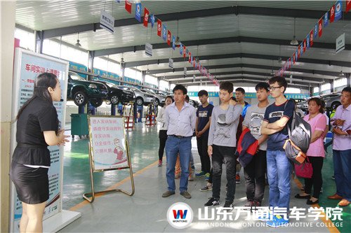 山東萬通汽修學(xué)院： 技術(shù)體驗嗨爆全場（圖）_3
