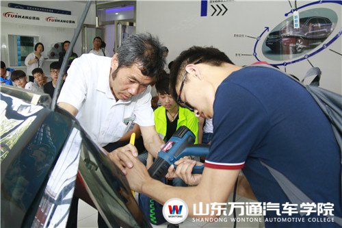 山東萬通汽修學(xué)院： 技術(shù)體驗嗨爆全場（圖）_6