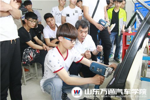 山東萬通汽修學(xué)院： 技術(shù)體驗嗨爆全場（圖）_7