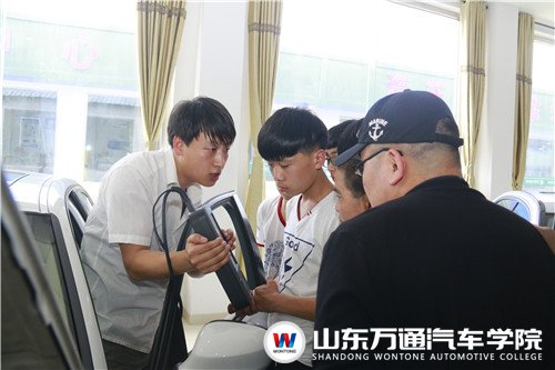山東萬通汽修學(xué)院： 技術(shù)體驗嗨爆全場（圖）_11