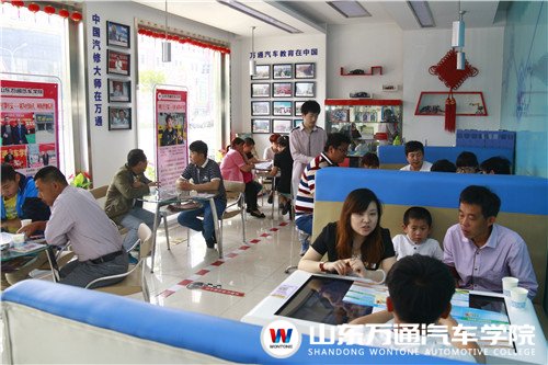 山東萬通汽修學(xué)院： 技術(shù)體驗嗨爆全場（圖）_14