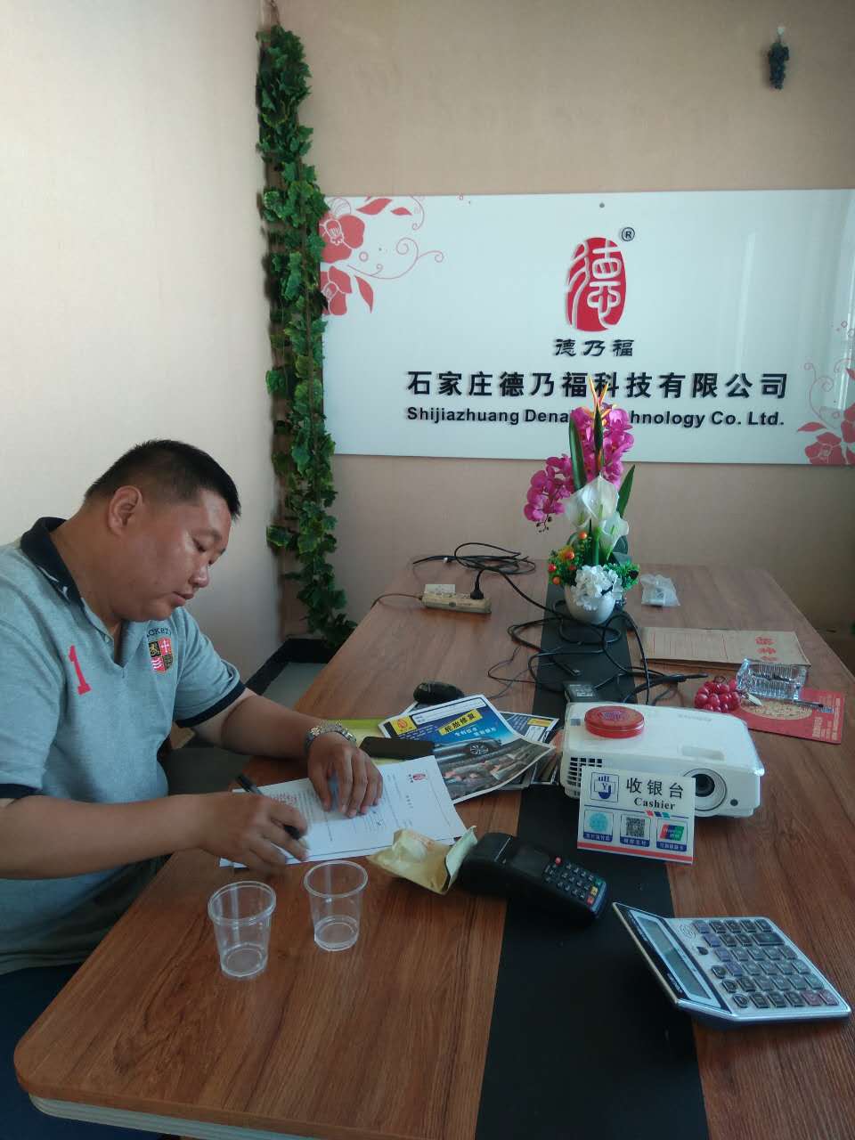 河北鹿泉加盟德乃福輪轂修復(fù)翻新改色技術(shù)，全自動28輪轂拉絲機(jī)_2