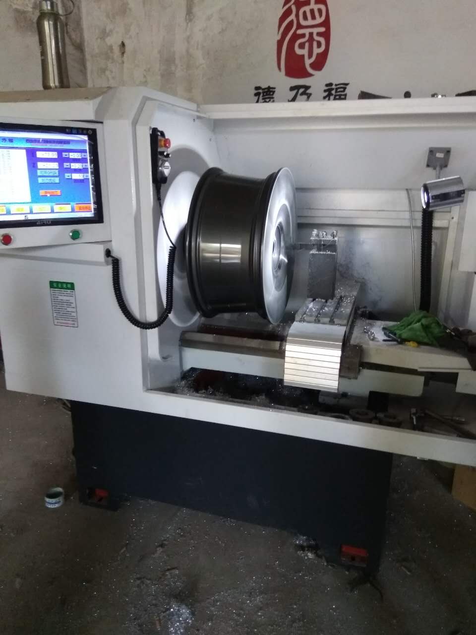 德乃福自主研發(fā)生產(chǎn)的28寸全自動輪轂拉絲機，真正的取代手動編程_1