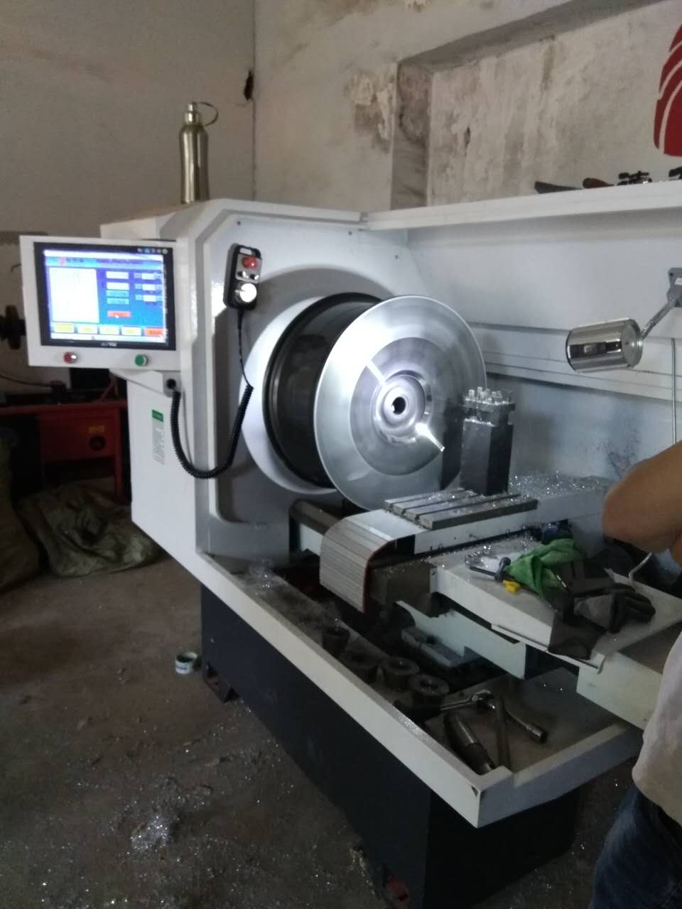 德乃福自主研發(fā)生產(chǎn)的28寸全自動輪轂拉絲機，真正的取代手動編程_2