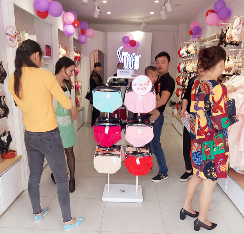 湖南陳先生成為詩曼芬內(nèi)衣加盟店老板(圖)_1