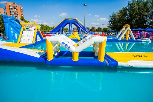 專(zhuān)業(yè)移動(dòng)水上樂(lè)園設(shè)備哪家好_1