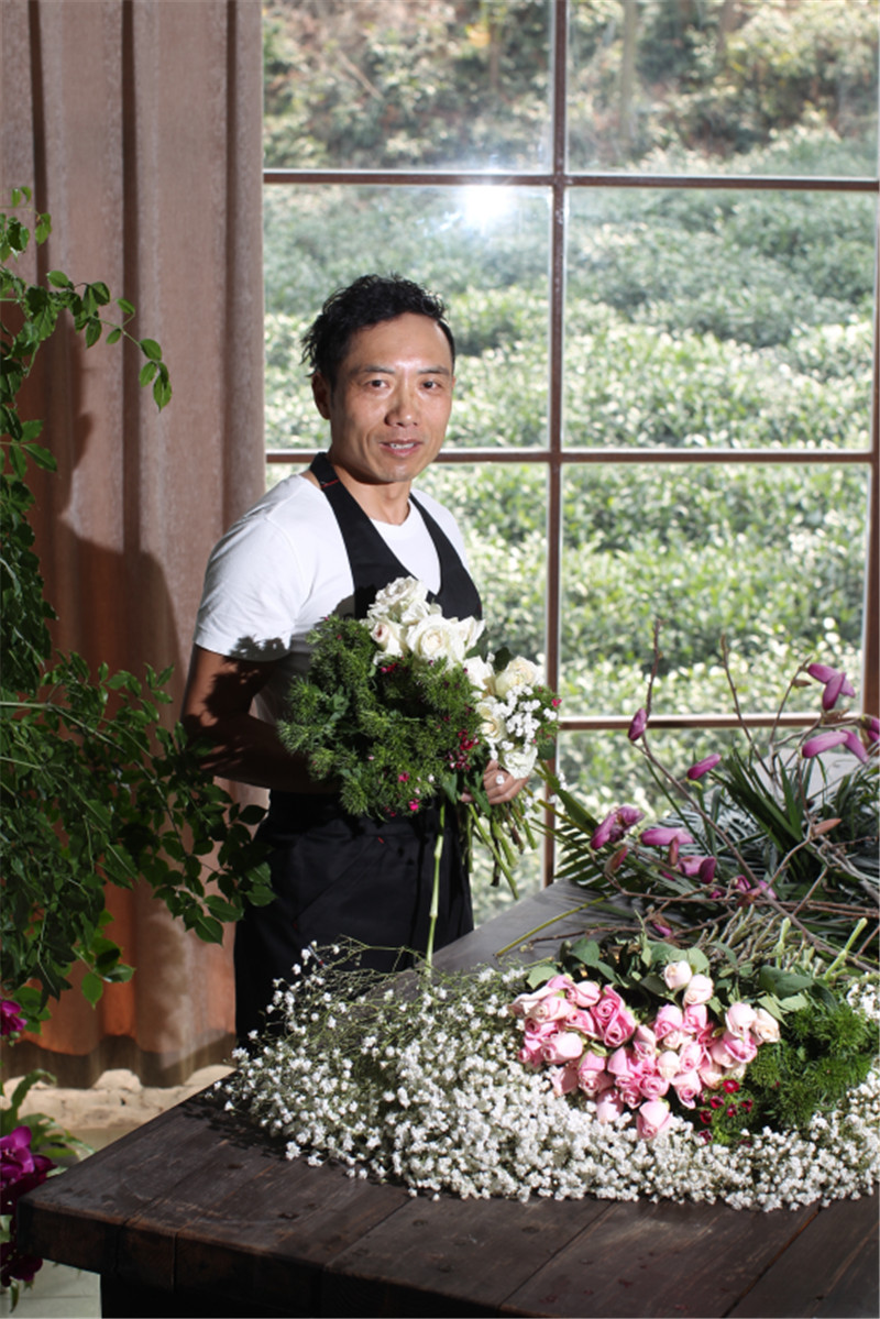 專(zhuān)訪(fǎng)良友花店商學(xué)院總經(jīng)理沈國(guó)強(qiáng)：花花世界的美學(xué)家（圖）_1