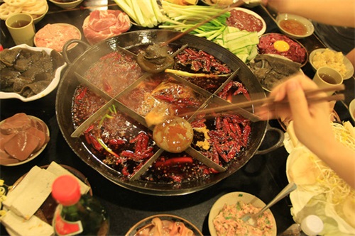 重慶特色火鍋連鎖加盟店如何賺錢(qián)_1