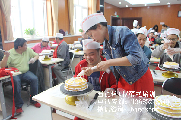 親身實(shí)踐 感恩社 會古城西點(diǎn)學(xué)校舉辦殘疾人蛋糕培訓(xùn)_2