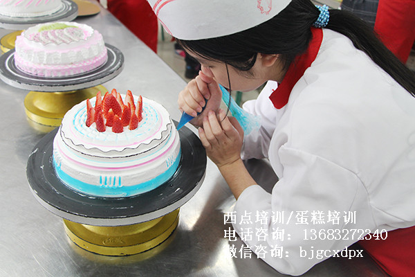 北京古城西點(diǎn)培訓(xùn)告訴你：女生學(xué)做蛋糕西點(diǎn)有前途嗎？（圖）_1