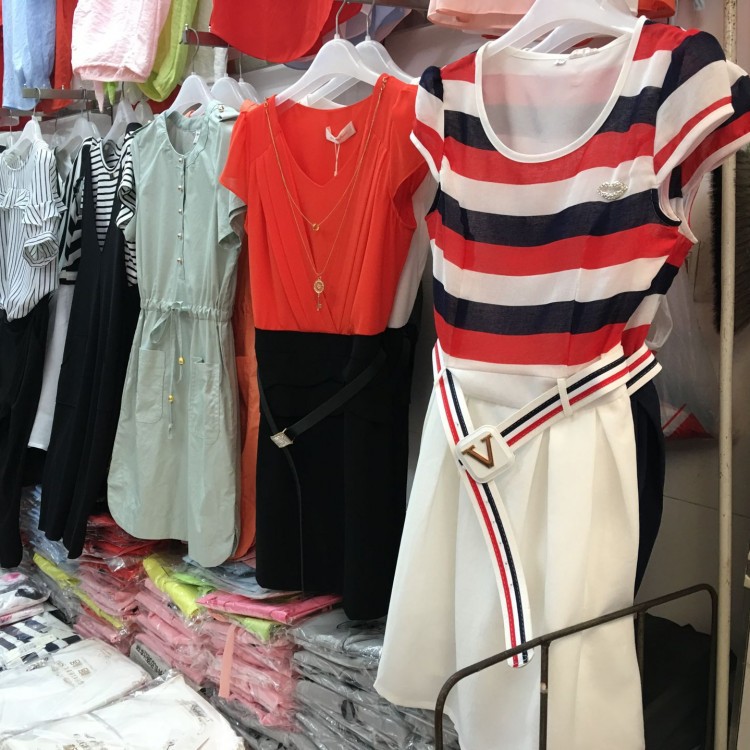 在哪里的廠家批發(fā)服裝可以貨到付款呢_1