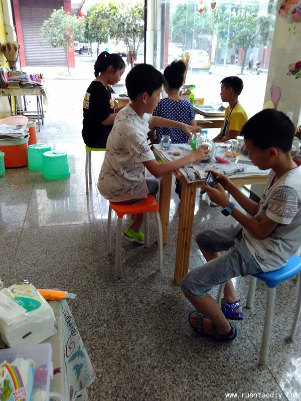 張洪莉陶藝DIY手工加盟店六一門店銷售報道_3