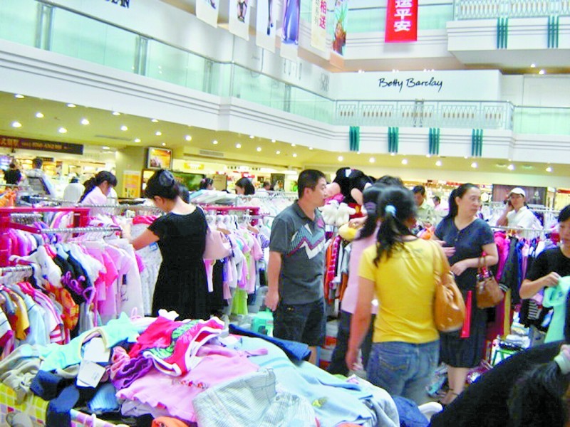 在梅州開店賣衣服去哪里進貨呢？沙河的親子裝進貨便宜質(zhì)量好的廠家_1