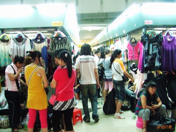 在梅州開店賣衣服去哪里進貨呢？沙河的親子裝進貨便宜質(zhì)量好的廠家_2