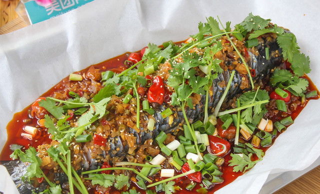 開心1+1巫山紙包魚，紙上烤魚，鴛鴦烤魚，口味豐富。_1