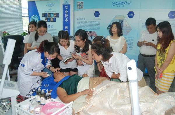 “抓培訓，重實操”洛納丹蒂專業(yè)祛斑加盟商學習持續(xù)升溫（圖）_6