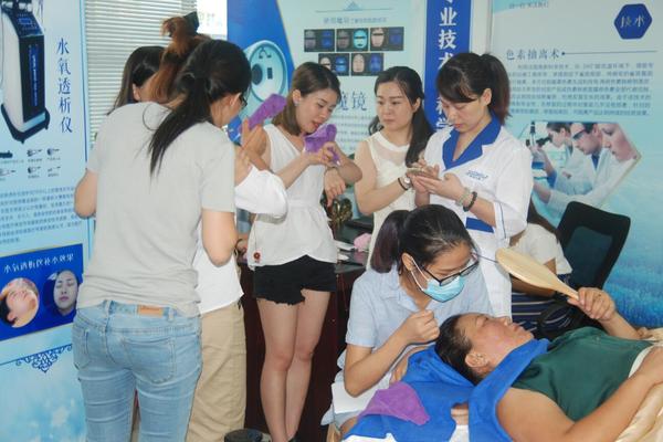 “抓培訓，重實操”洛納丹蒂專業(yè)祛斑加盟商學習持續(xù)升溫（圖）_10