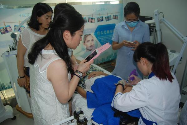 “抓培訓，重實操”洛納丹蒂專業(yè)祛斑加盟商學習持續(xù)升溫（圖）_11