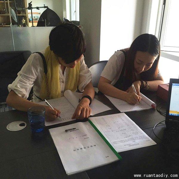 劉藝穎小姐簽約陶指藝手工陶藝店（圖）_3