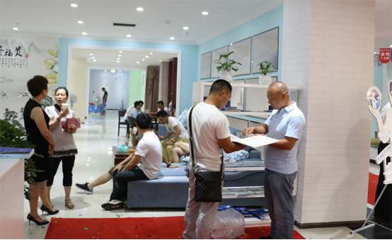 藍(lán)天豚硅藻泥貴陽體驗(yàn)館盛裝開業(yè)！首日銷售額破百萬（圖）_4