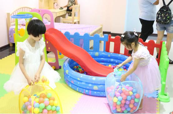 藍(lán)天豚硅藻泥貴陽體驗(yàn)館盛裝開業(yè)！首日銷售額破百萬（圖）_6