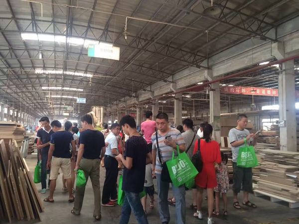 億尚家居“惠動(dòng)大旺、走進(jìn)工廠”總裁簽售會(huì)（圖）_2