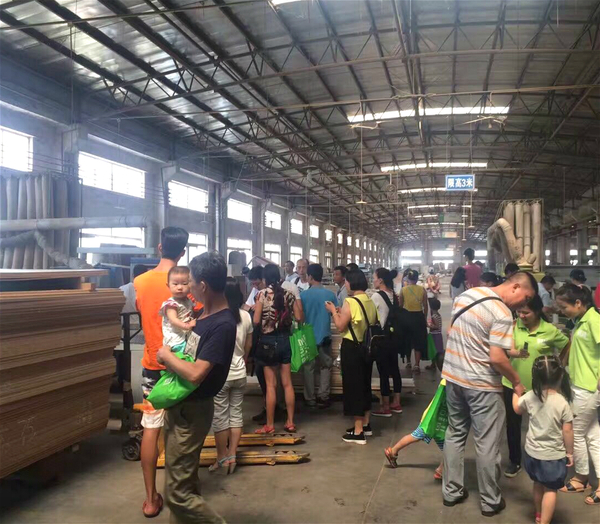 億尚家居“惠動(dòng)大旺、走進(jìn)工廠”總裁簽售會(huì)（圖）_4