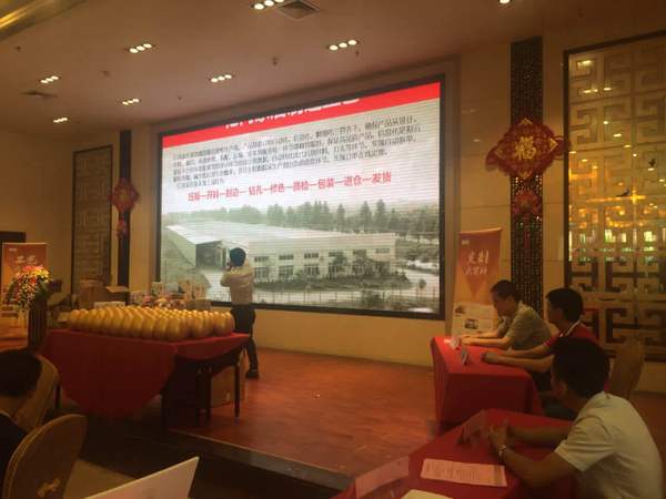 億尚家居“惠動(dòng)大旺、走進(jìn)工廠”總裁簽售會(huì)（圖）_9