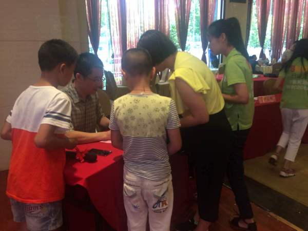 億尚家居“惠動(dòng)大旺、走進(jìn)工廠”總裁簽售會(huì)（圖）_10