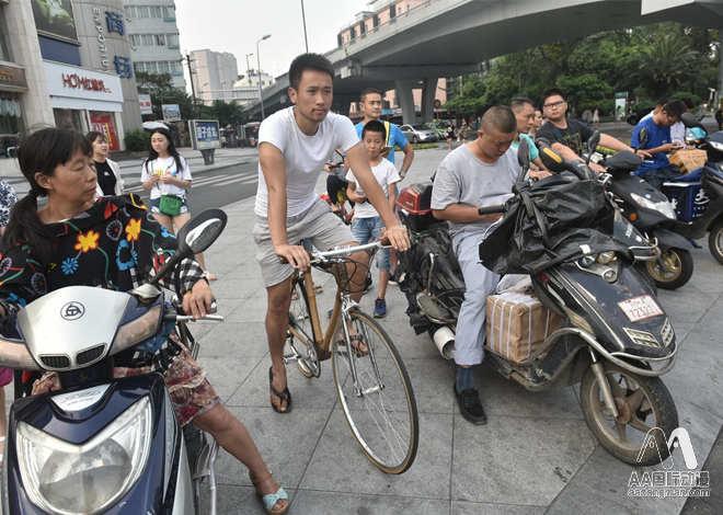 AA國際動漫：小伙DIY自制竹子自行車游拉薩_7