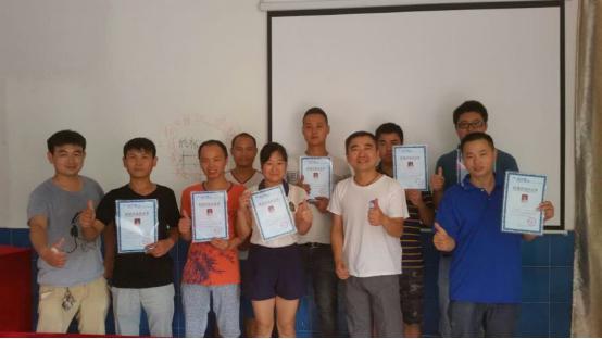 藍天豚學院第27期硅藻泥施工培訓班順利畢業(yè)（圖）_1