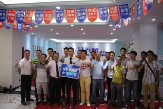 經(jīng)銷(xiāo)商創(chuàng)業(yè)專(zhuān)訪，多彩貴州網(wǎng)記者專(zhuān)訪藍(lán)天豚貴州省代趙勇（圖）_1