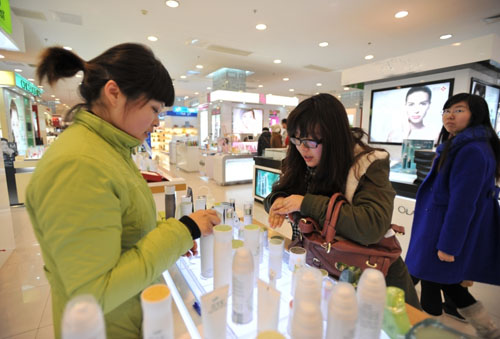 化妝品OEM廠家教你選購化妝品，做到護(hù)膚安全（圖）_1