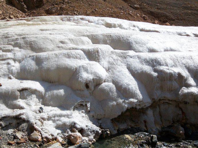 新疆苏约克苏打水水源地－－－神奇的雅丹泉华滩（图）_9