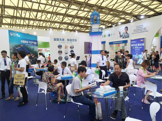 上海壁材展藍(lán)天豚硅藻泥首戰(zhàn)告捷，簽約加盟商突破30家（圖）_2