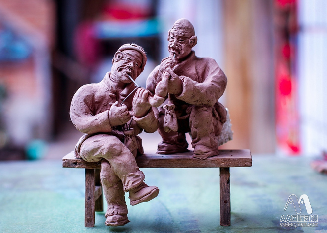 退休老人DIY泥人重現(xiàn)上一輩人日常生活_1