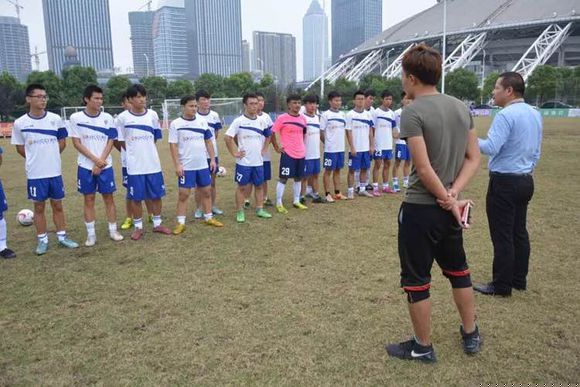 南通第十五屆足球挑戰(zhàn)賽—— 睿祺無鎖孔智能防盜門第一支足球隊(圖)_2