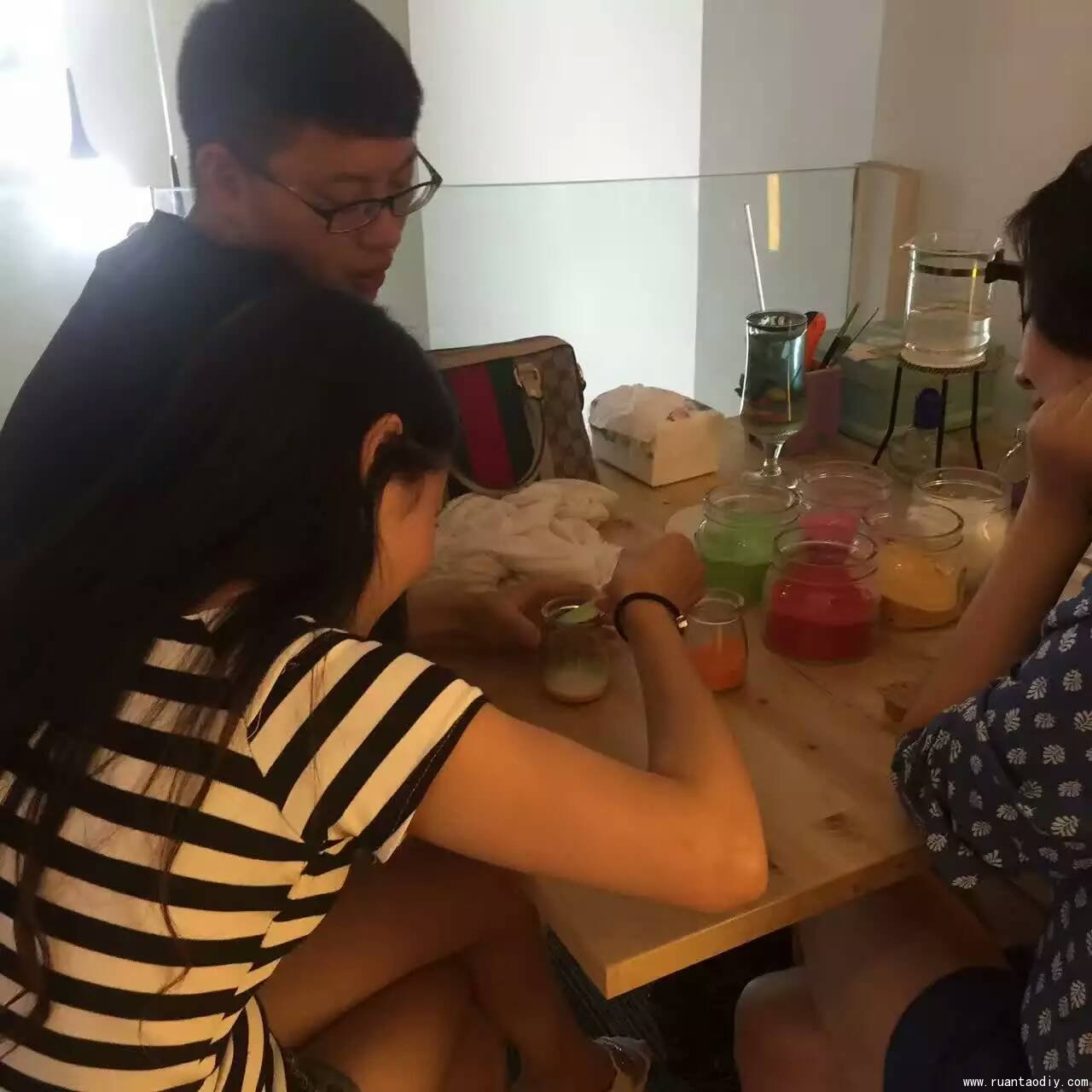 周玉龍店長正式簽約陶指藝DIY陶藝加盟店（圖）_2