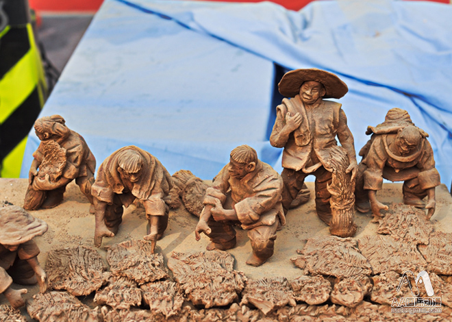 退休老人DIY泥人重現(xiàn)上一輩人日常生活_2