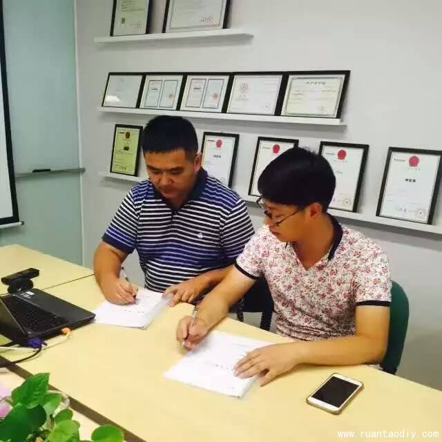 周玉龍店長正式簽約陶指藝DIY陶藝加盟店（圖）_3