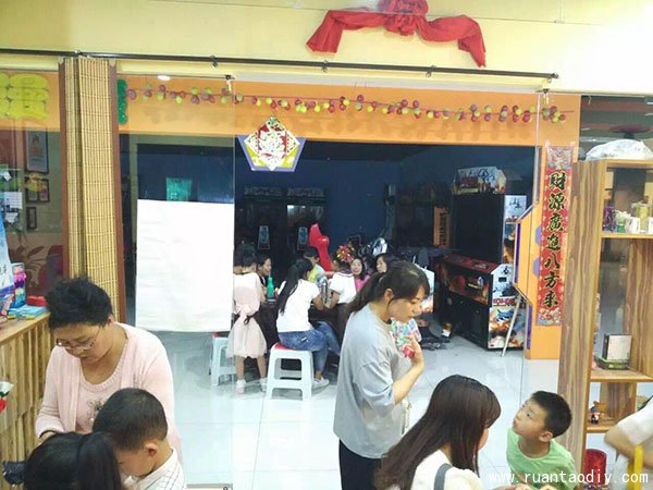 六一特別獻(xiàn)禮韓磊DIY陶藝創(chuàng)意加盟店活動(dòng)報(bào)道（圖）_4