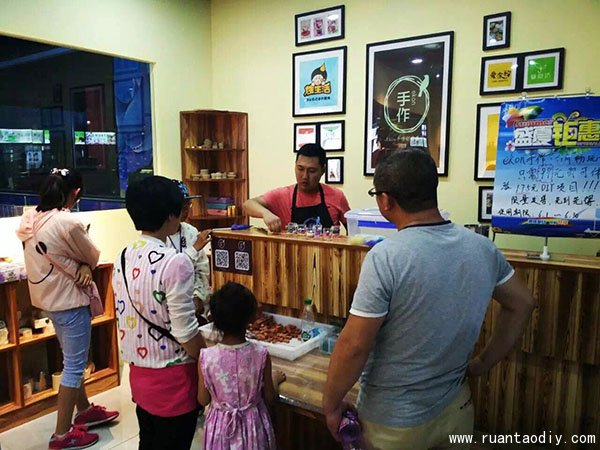 六一特別獻(xiàn)禮韓磊DIY陶藝創(chuàng)意加盟店活動(dòng)報(bào)道（圖）_5